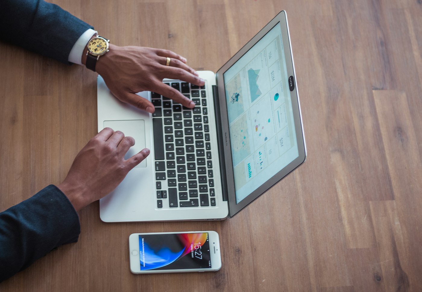 Ordinateur portable avec des graphiques d'analyse